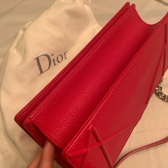 Diorama flap bag in bright red grained calfskin - Picture 4 of 5